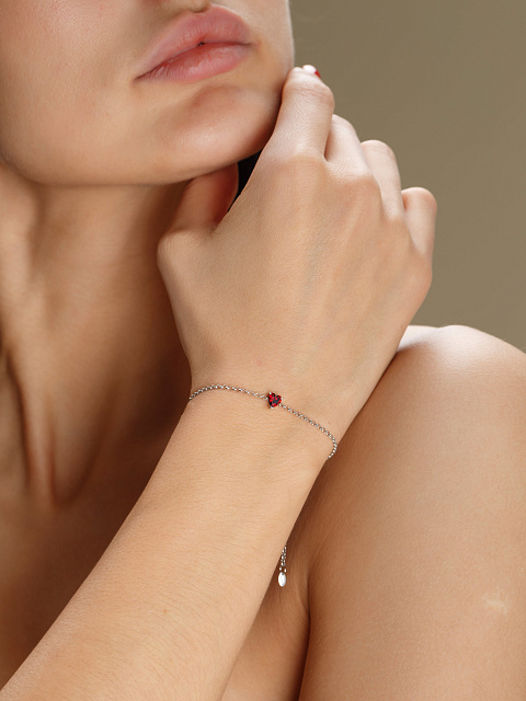 Браслет из белого золота с гранатом огранки «сердце», 2