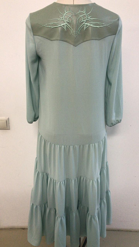 Платье из шифона бирюза, отрезное по бедрам, три яруса, рукав 3/4, кокетка, завяка с капелькой, 1