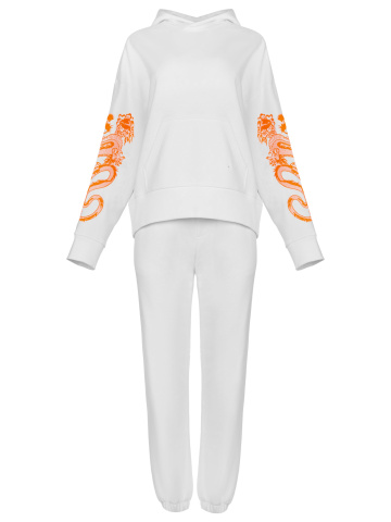 Белый костюм с оранжевой вышивкой на рукавах, 1