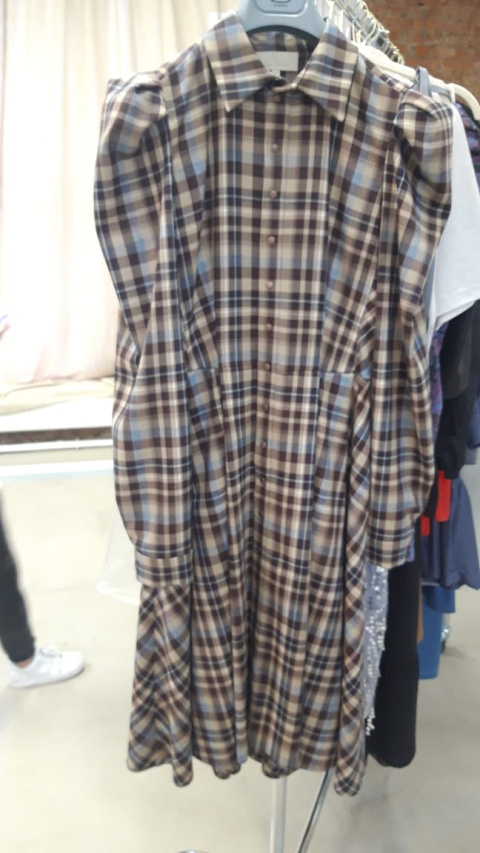 Платье-рубашка из плательной ткани в бежевую клетку, юбка со складками, рукав фонарик, кнопки, 1