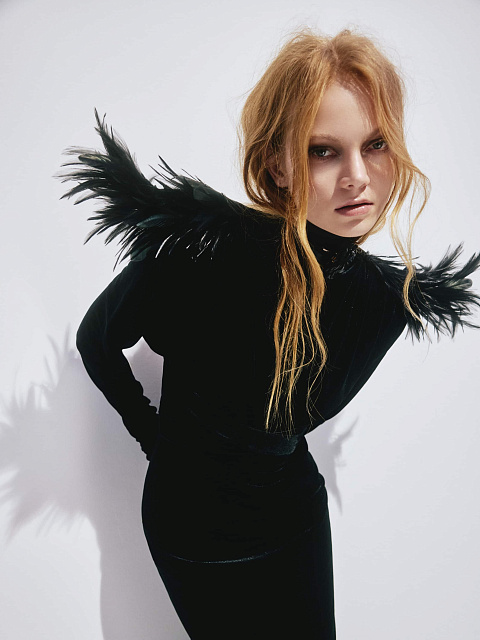 Черное платье из бархата с перьями, 2