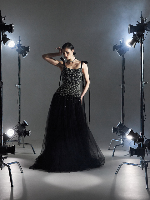 Черное платье-макси из фатина с кристаллами, 2