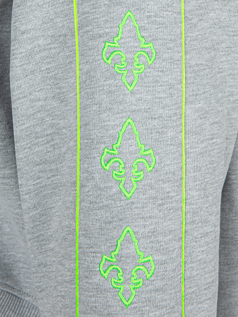 Серый костюм с укороченной толстовкой и неоново-зеленой вышивкой в виде лилий, 4