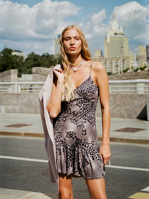 Серое платье-комбинация с леопардовым принтом и воланом, 4