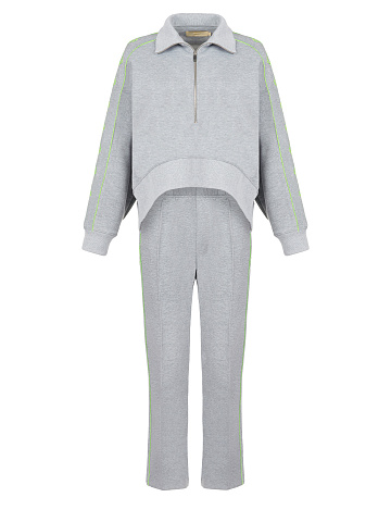 Серый костюм с укороченной толстовкой и неоново-зеленой вышивкой в виде лилий, 1