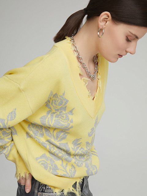 Желтый пуловер с V-образным вырезом и розами, 6