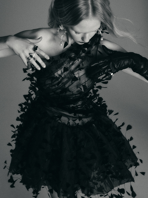 Черное платье-мини из сетки с перьями, 7