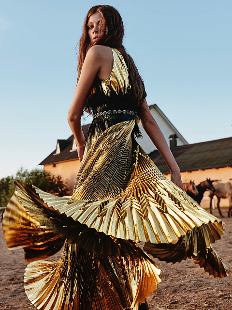 Платье-миди из золотой ткани гофре и перьев, 6