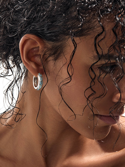 Маленькие хупсы из белого золота с эмалью Baby Blue Color, 2 Маленькие хупсы из белого золота с эмалью Baby Blue Color, 2