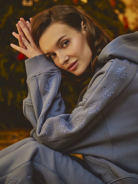 Серо-голубой трикотажный костюм с вышивкой в виде лилий, 7