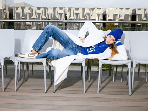 Синяя вязаная шапка в рубчик, 5