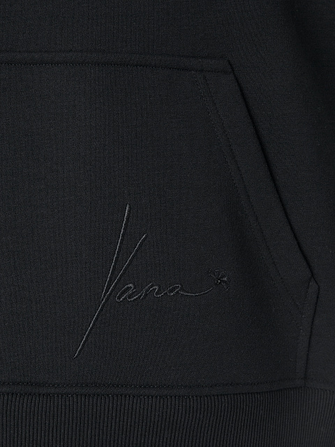 Черный костюм с салатовой вышивкой на рукавах, 3