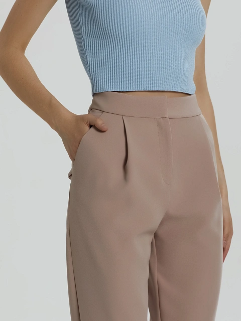 Пудровый брючный костюм со штрипками, 9