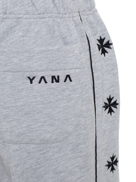 Серый костюм с укороченной толстовкой и вышивкой в виде васильков, 5 Серый костюм с укороченной толстовкой и вышивкой в виде васильков, 5