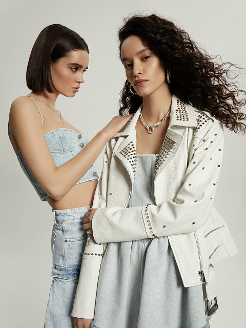 Белая кожаная косуха с шипами, 6