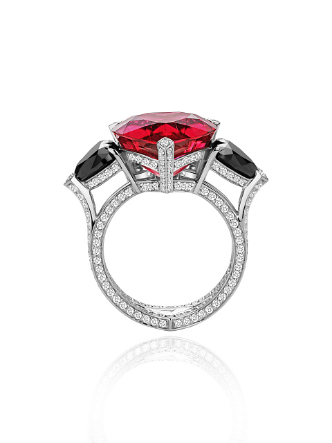 Кольцо из белого золота с рубеллитом и двумя черными бриллиантами огранки «сердце», 3