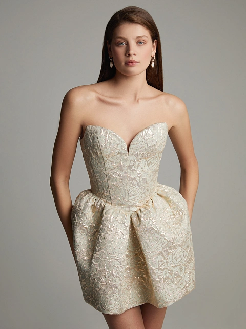 Бежевое платье-мини из парчи с золотистым узором, 2