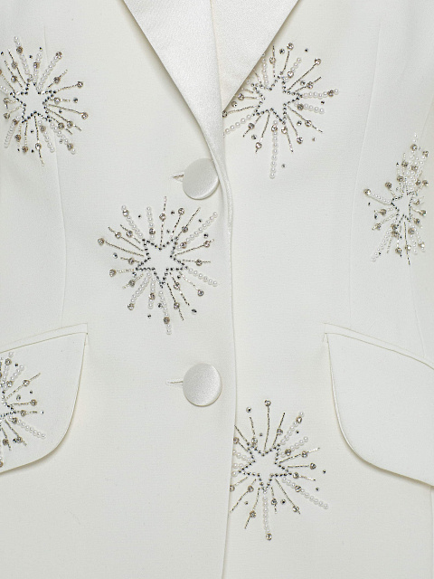 Белый костюм-тройка с вышивкой и манжетами из норки, 6