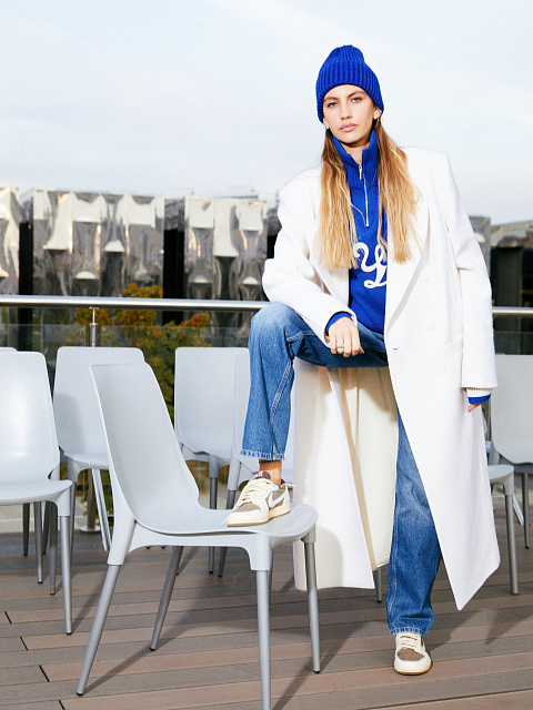 Молочное двубортное пальто с фигурными лацканами, 5