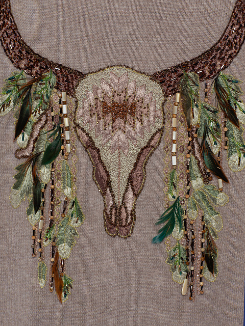 Бежевый кашемировый свитер с высоким горлом и вышивкой на спине, 3