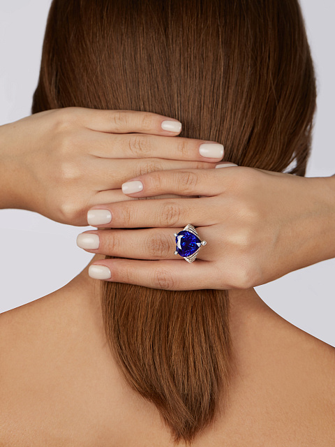 Кольцо из белого золота с танзанитом огранки «сердце» и сапфирами, 6 Кольцо из белого золота с танзанитом огранки «сердце» и сапфирами, 6