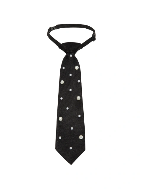 Черный галстук с жемчугом, 1