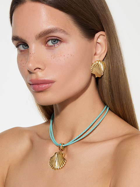 Колье с кулоном в виде ракушки из желтого золота, 3 Колье с кулоном в виде ракушки из желтого золота, 3