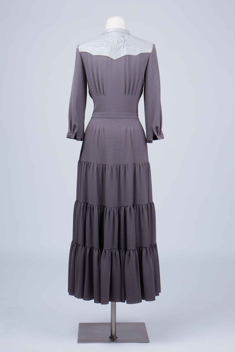 Платье-рубашка из серой плательной ткани,отрезная талия,три яруса,рукав 3/4,кокетка эко-кожа,вышивка, 1
