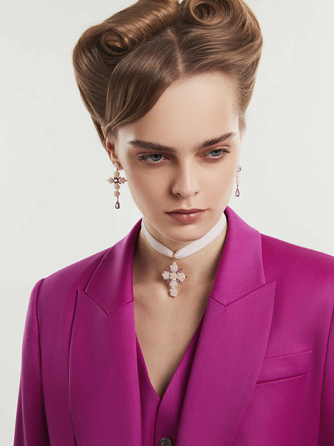 Кулон из розового золота с розами из резного коралла и бриллиантами, 2