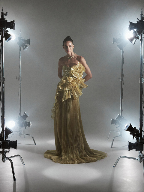 Золотое платье-макси с гофрированной юбкой и драпировкой, 2 Золотое платье-макси с гофрированной юбкой и драпировкой, 2