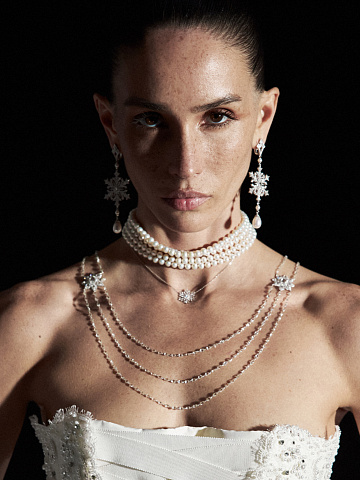 Колье с кулоном-снежинкой из белого золота и бриллиантов круглой огранки, 2