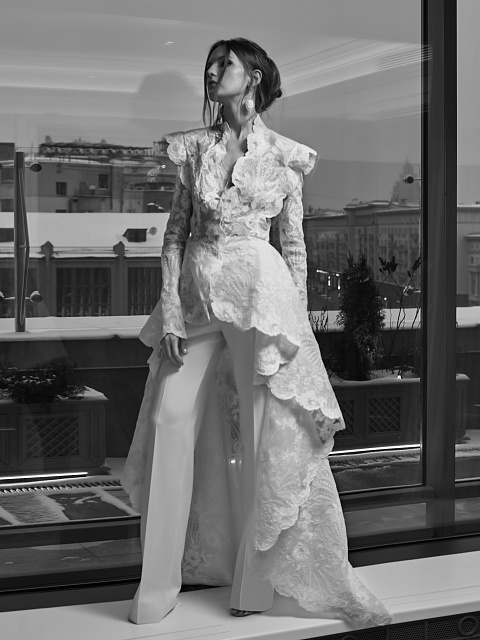 Белый костюм из кружевного фрака и брюк, 6