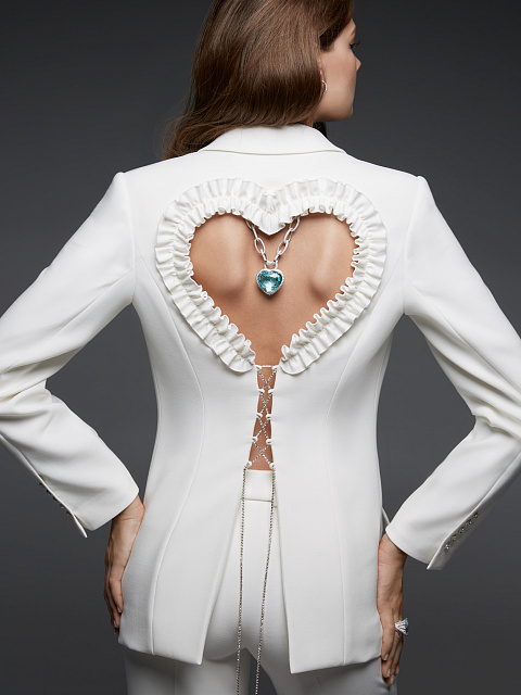 Белый костюм-двойка с фигурным вырезом на спине, 10