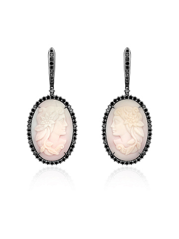 Серьги из черненого золота с камеей на раковине с черными бриллиантами, 1