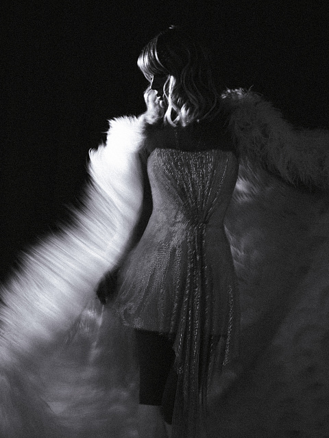 Бежевое платье-мини из сетки со стразами, 5