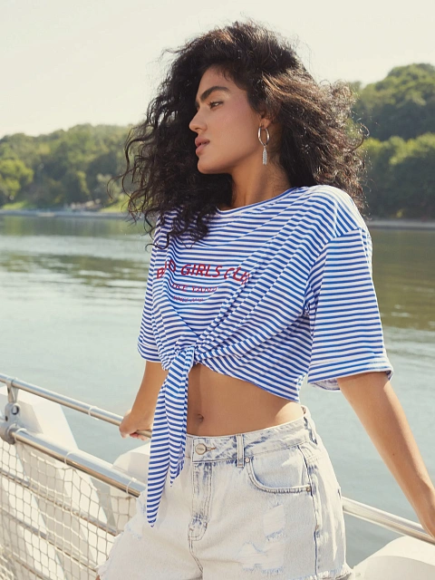 Укороченная синяя футболка в полоску c красным принтом, 2