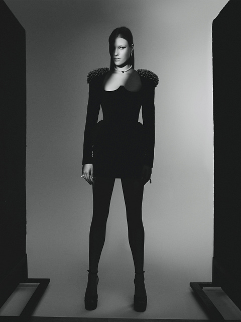 Черное платье-мини из бархата с жемчугом и стразами, 4