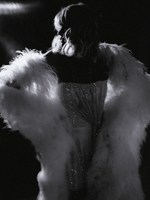 Бежевое платье-мини из сетки со стразами, 7