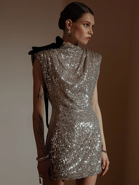 Серебристое платье-мини в пайетках с бархатным бантом, 2