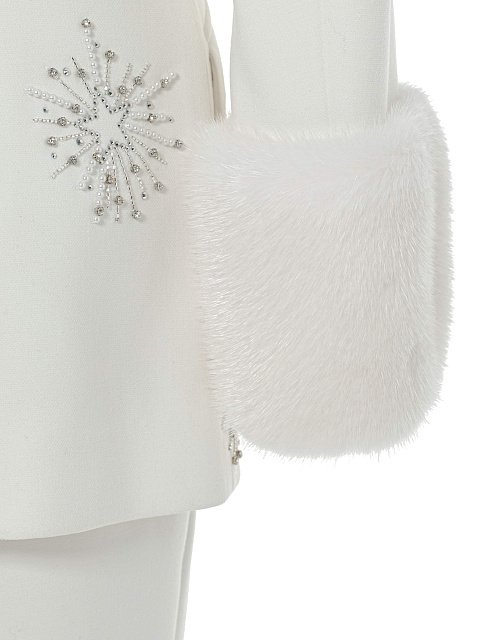 Белый костюм-тройка с вышивкой и манжетами из норки, 7