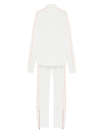 Белый костюм с укороченной толстовкой и оранжевой вышивкой, 2
