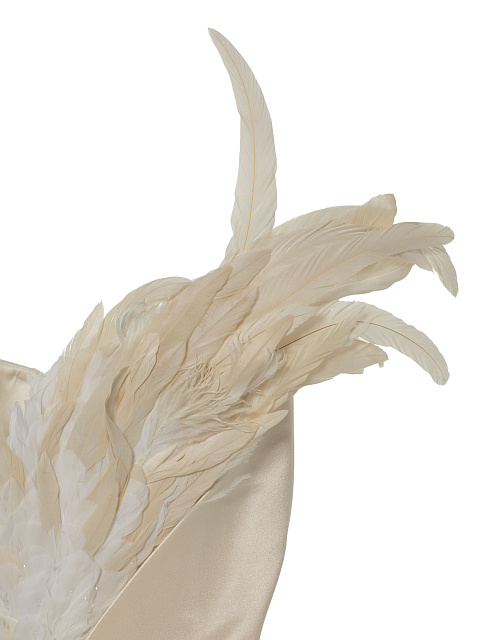 Бежевое платье-макси из шелка с открытыми плечами и перьями, 5