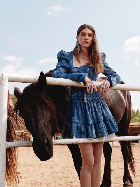 Синее платье-мини из денима с разводами в технике Tie-Dye, 4