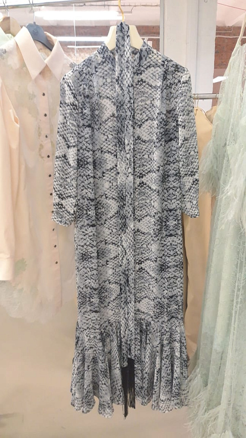 Платье рубашка из серого шифона питон, стойка,защипы по плечам, рукав 7/8, прямое,волан снизу, 1