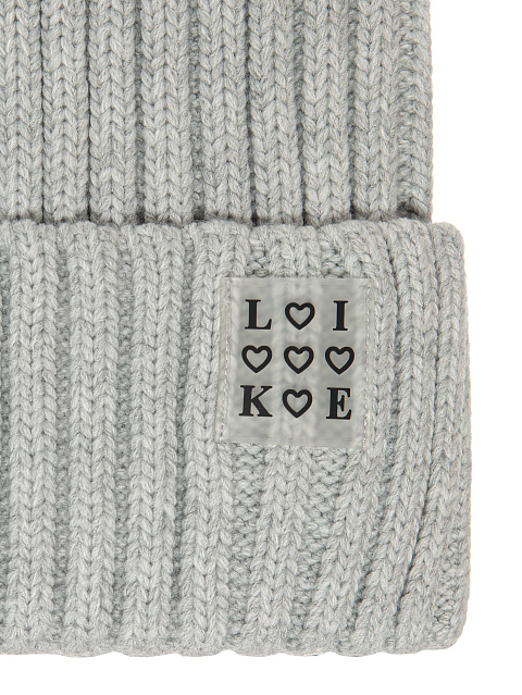 Светло-серая вязаная шапка с нашивкой Like, 2