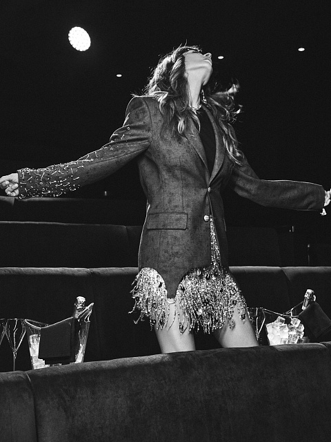 Серый жакет со штрипками и декором из булавок, 7