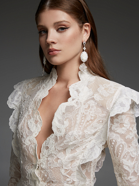 Белый костюм из кружевного фрака и брюк, 10