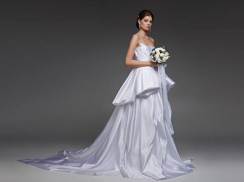 Белое платье-макси из шелка с баской и шлейфом, 8