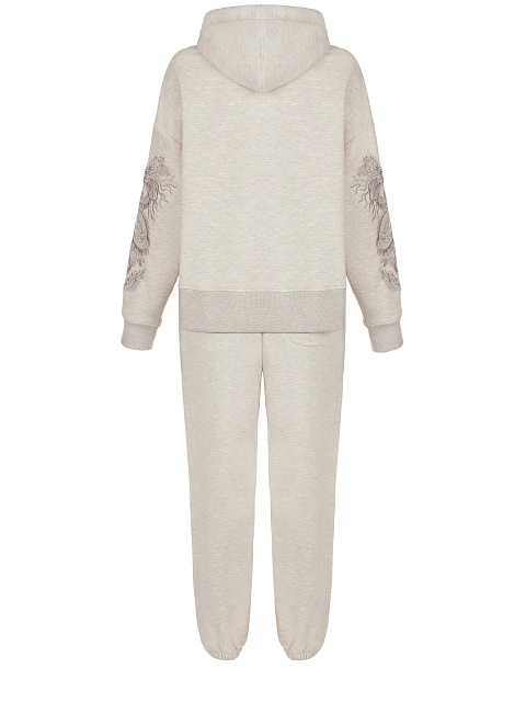 Бежевый костюм с вышивкой в тон на рукавах, 2