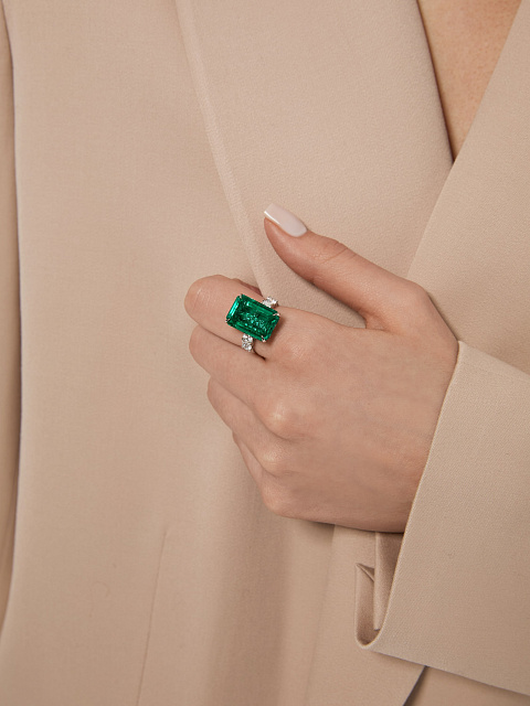 Кольцо из белого золота с изумрудом в огранке «октагон», 5 Кольцо из белого золота с изумрудом в огранке «октагон», 5